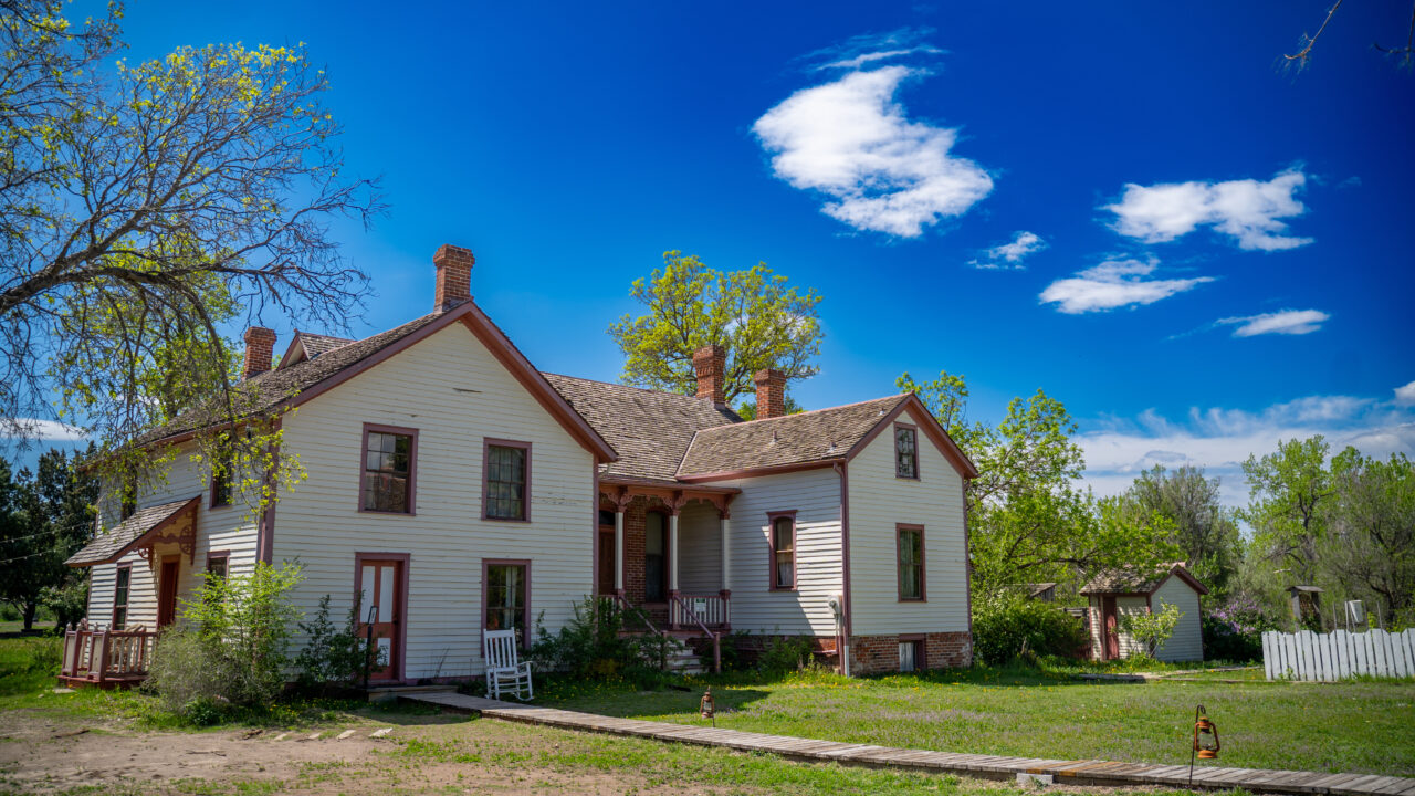 Casa histórica en Four Mile Park bajo un cielo azul y despejado
