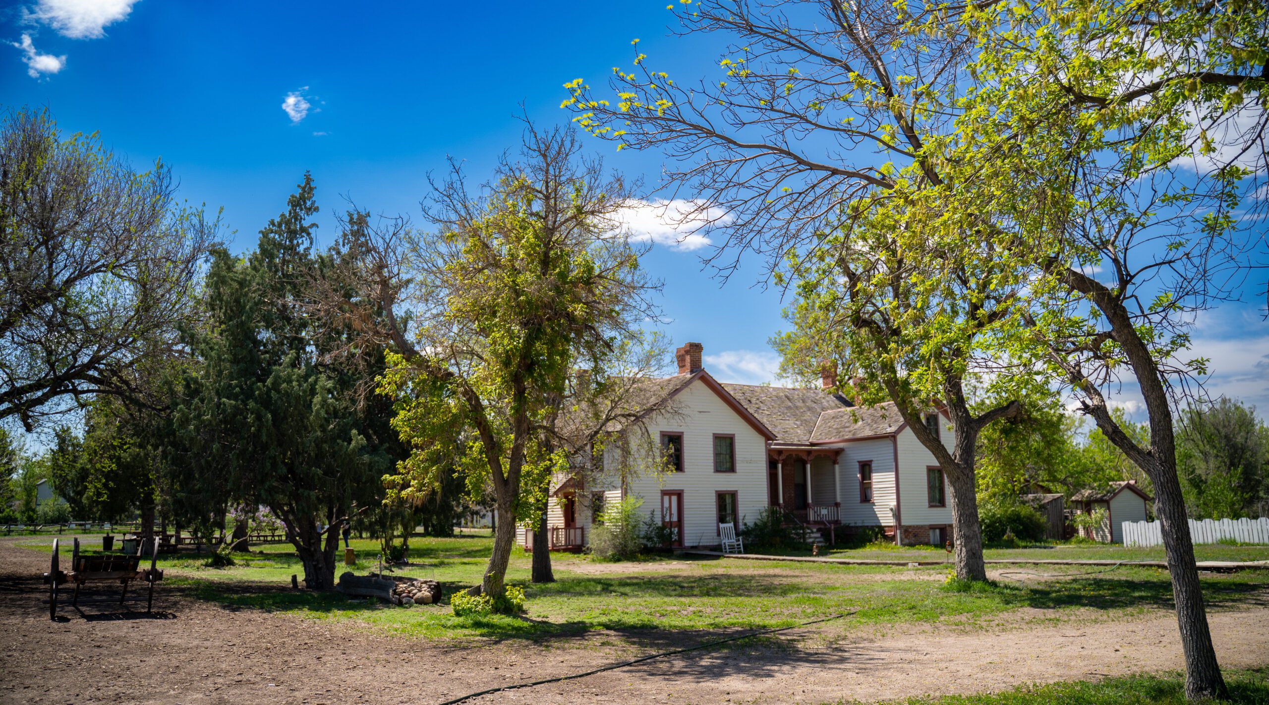 Casa de campo histórica situada en un entorno rural soleado y rodeado de árboles