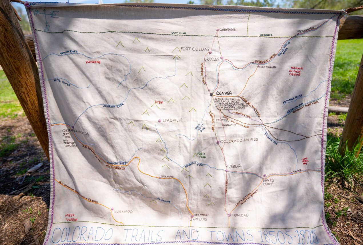 Mapa bordado de los caminos y pueblos de Colorado, de entre 1850 y 1870, expuesto al aire libre