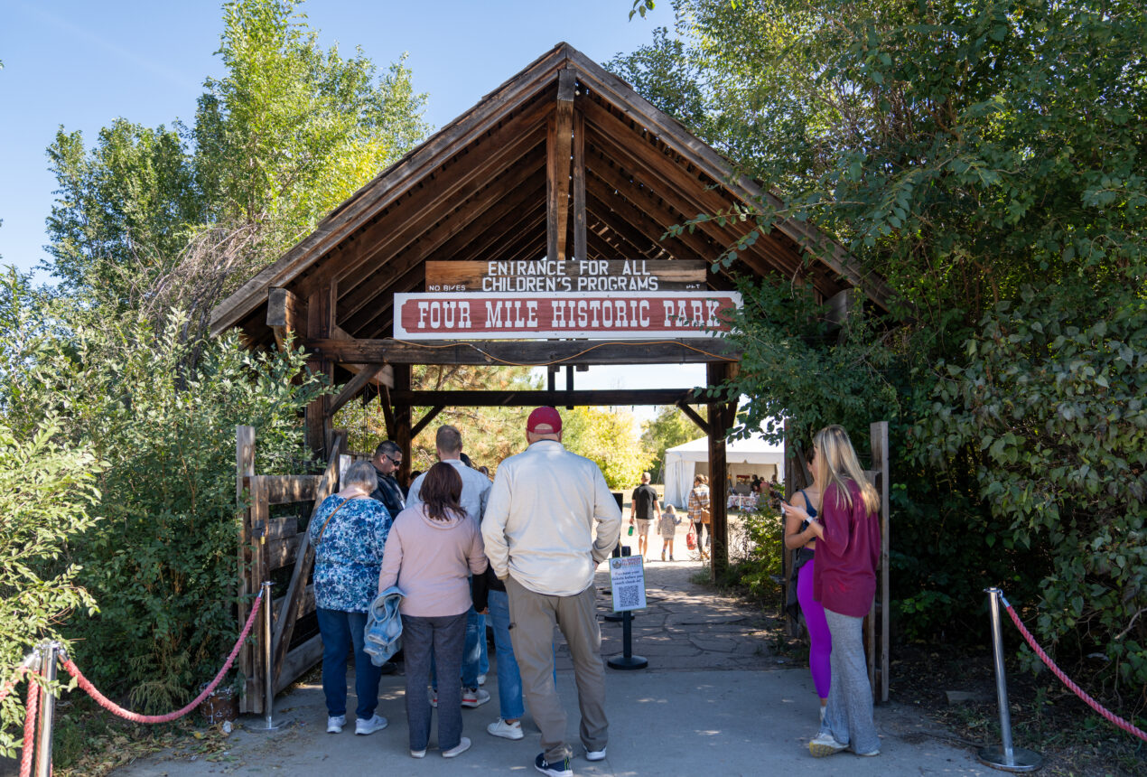 Las personas que acceden al Parque Histórico Four Mile ven un cartel que dice: «Entrada para todos los programas infantiles».